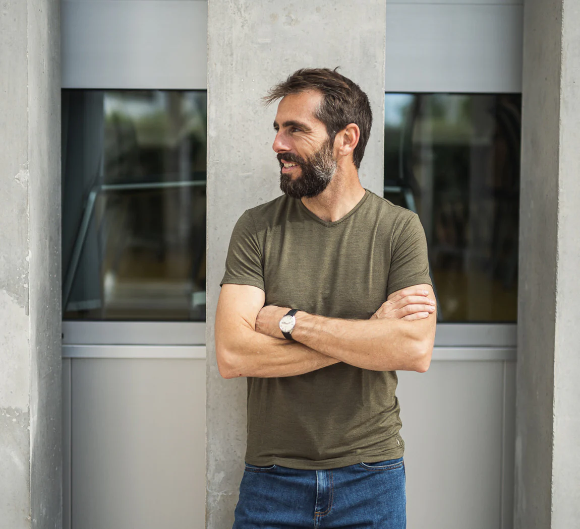ACTION MERINO V-NECK TEE - Image 20