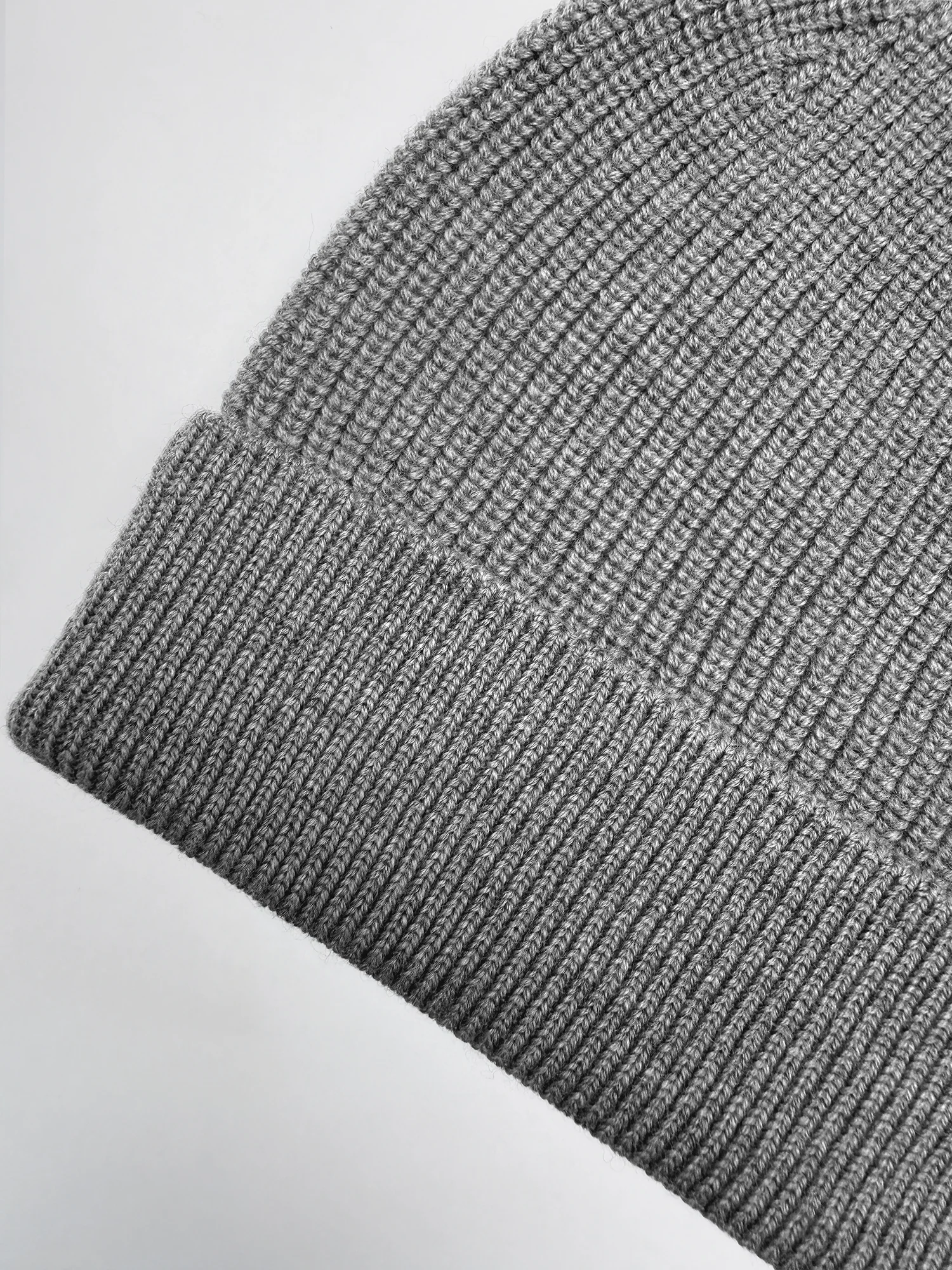 SEAMLESS MERINO BEANIE - Image 10