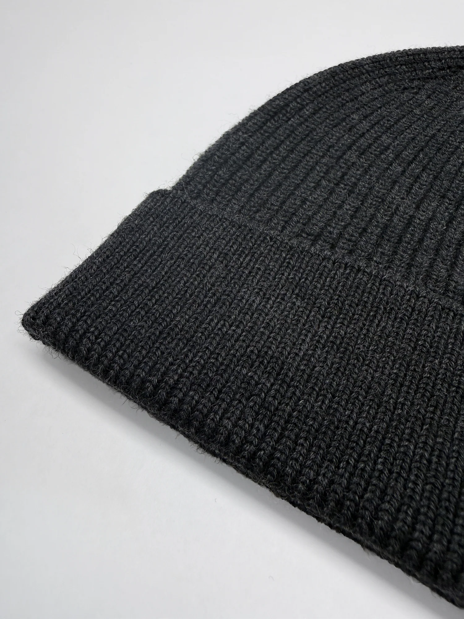 SEAMLESS MERINO BEANIE - Image 15