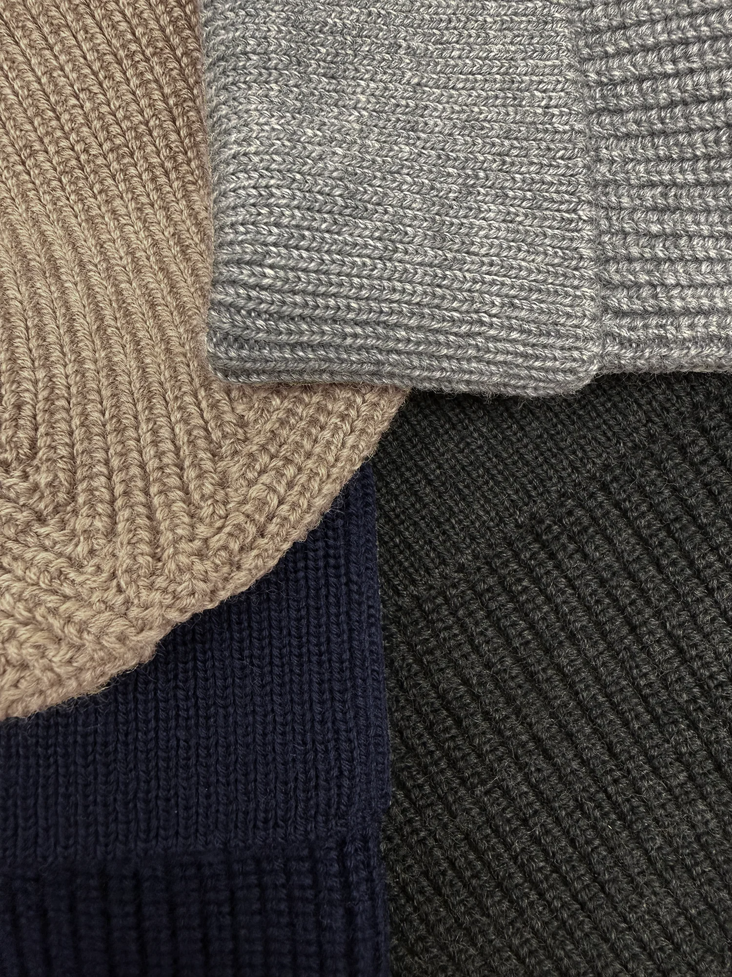 SEAMLESS MERINO BEANIE - Image 19